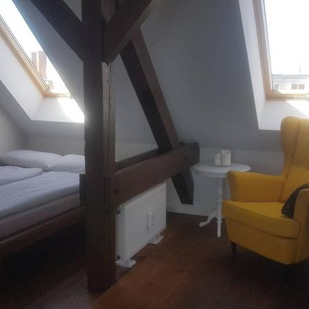Helle Dachgeschosswohnung für 8 Personen in zentraler Lage Berlin Exterior foto