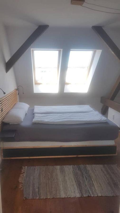 Helle Dachgeschosswohnung für 8 Personen in zentraler Lage Berlin Exterior foto